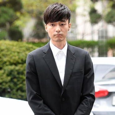 Tiba di Kantor Polisi, Roy Kim Ucapkan Permintaan Maaf