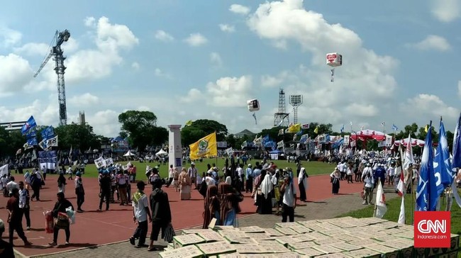 Kampanye Prabowo Subianto di Stadion Sriwedari Solo dimulai sejak pukul 09.00 WIB. Namun massa yang datang belum mampu penuhi seluruh bangku stadion.
