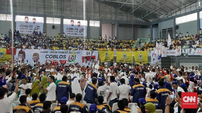 Capres Jokowi yakin mampu membalikkan kedudukan perolehan suara di Kota Probolinggo, Jawa Timur, pada Pilpres 2019 usai menyalami wali kotanya dengan kencang.