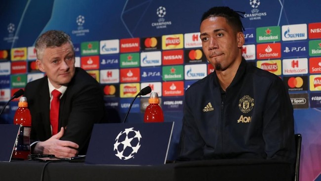 Pernyataan bek Manchester United Chris Smalling yang siap menghentikan bintang Barcelona Lionel Messi pada perempat final Liga Champions viral di media sosial.