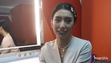 img-title Unggah Foto Elus Perut, Tyas Mirasih Kode Hamil?