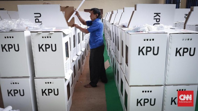 Pantia Pemilihan Kecamatan (PPK) memasukam lsejumlah logistik ke dalam kotak suara di Gelanggang Remaja Tanah Abang, Jakarta, Rabu, 10 April 2019.