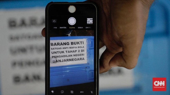 Praktik mafia wasit acap kali disebut bagai kentut, ada baunya tapi tak ada bentuknya. Meski demikian, ada beberapa orang yang mengantongi bukti.