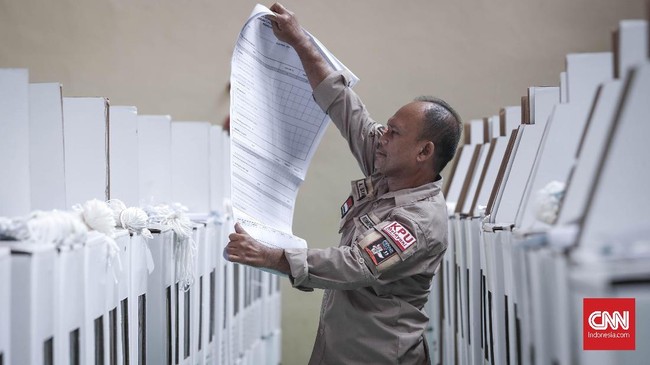 Pemilu di Indonesia mulanya dihadirkan pemerintah untuk mendorong lahirnya partai-partai politik, bertujuan mempertahankan dan menjamin kemerdekaan.