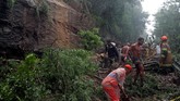 FOTO: Longsor di Rio de Janeiro Renggut Enam Nyawa Badai dan hujan deras memicu longsor di Rio de Janeiro, Brasil. Bencana itu merenggut enam nyawa penduduk