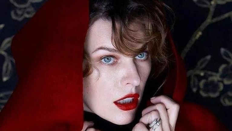 7 Foto Cantik Milla Jovovich Si Antagonis di 'Hellboy' Karakter antagonis Nimue, The Blood Queen dalam film Hellboy diperankan aktris Milla Jovovich. Berikut ini deretan potret cantik dari Milla Jovovich.