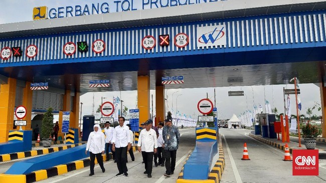 Presiden Jokowi menanggapi santai tuduhan jalan tol tak pangkas biaya logistik. Ia mengatakan dampak tol terhadap penurunan biaya logistik tak bisa instan.