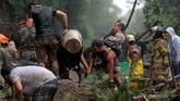 FOTO: Longsor di Rio de Janeiro Renggut Enam Nyawa Badai dan hujan deras memicu longsor di Rio de Janeiro, Brasil. Bencana itu merenggut enam nyawa penduduk