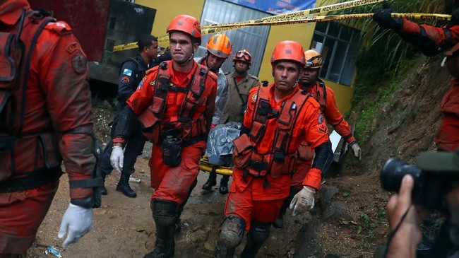 FOTO: Longsor di Rio de Janeiro Renggut Enam Nyawa