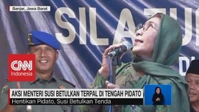 VIDEO: Basah! Menteri Susi Betulkan Terpal di Tengah Pidato