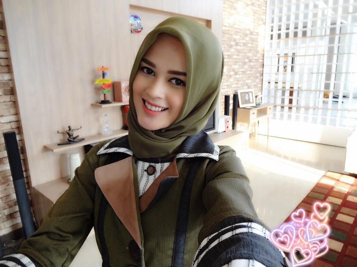 Aktris Cantik&comma; Cut Meyriska&comma; saat ini telah mantab berhijab&period; Kabarnya&comma; salah satu hal yang mempengaruhi keputusannya itu ialah hubungan dengan Roger Danuarta&period;