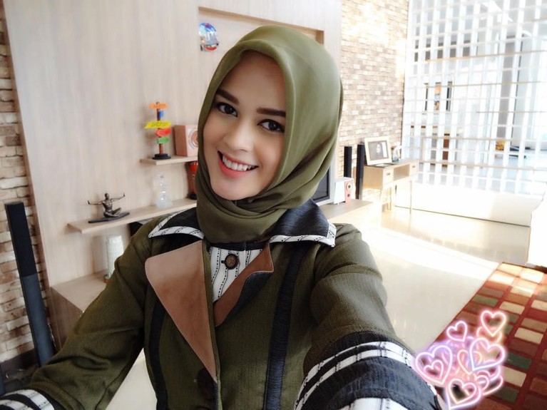 Aktris Cantik, Cut Meyriska, saat ini telah mantab berhijab. Kabarnya, salah satu hal yang mempengaruhi keputusannya itu ialah hubungan dengan Roger Danuarta.