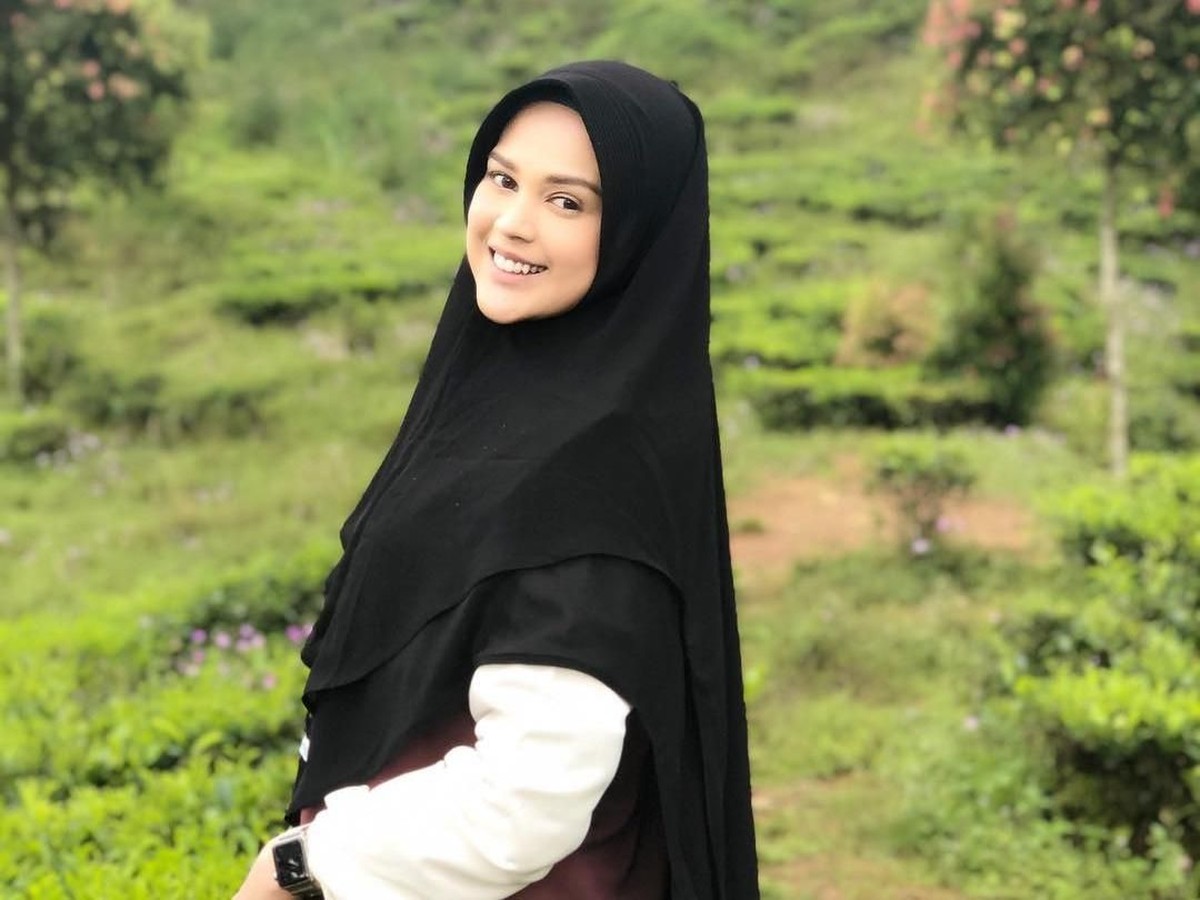 Aktris Cantik&comma; Cut Meyriska&comma; saat ini telah mantab berhijab&period; Kabarnya&comma; salah satu hal yang mempengaruhi keputusannya itu ialah hubungan dengan Roger Danuarta&period;