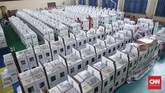 FOTO: Persiapan Terakhir Distribusi Logistik Pemilu 2019 Pemilu serentak 2019 bakal berlangsung dalam hitungan hari, logistik pemilu pun telah dipersiapkan KPU sebagai penyelenggara pemilu untuk disebar ke TPS-TPS.