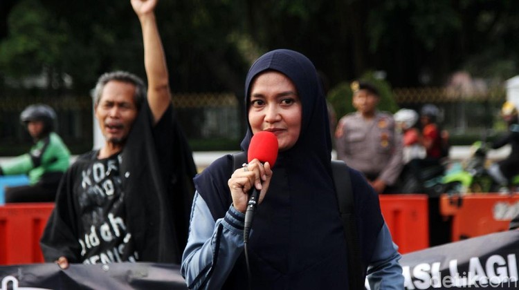 Istri Novel Baswedan, Rina Emilda ikut aksi kamisan di depan Istana Merdeka, Jakarta. Kamisan kali ini bertepatan dengan 2 tahun penyerangan terhadap Novel Baswedan.