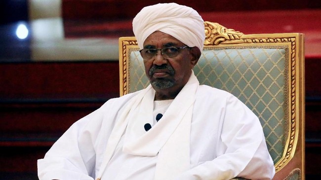 Setelah digulingkan pada April lalu, Presiden Sudan Omar al-Bashir didakwa atas tuduhan kasus korupsi.