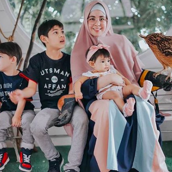 <p>Sekarang saatnya foto bareng Abang Arsen dan Arkana. Kompak banget mereka bertiga enggak mau nengok ke arah kamera. He-he-he. (Foto: Instagram @ristytagor)  </p>