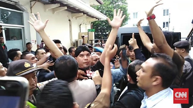 Aksi keributan terjadi lantaran jaksa pengawal menghalangi Ahmad Dhani yang hendak diwawancarai awak media di PN Surabaya di luar ruangan sidang.
