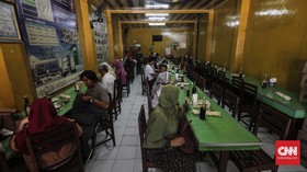 Buka Siang, Rumah Makan di Sukabumi Ditutup Petugas Gabungan
