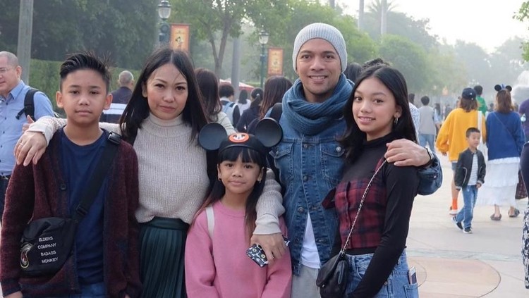 Kekompakan keluarga bisa hilang jika orang tua sibuk dengan pekerjaannya. Tapi tidak untuk keluarga Nola B3.
