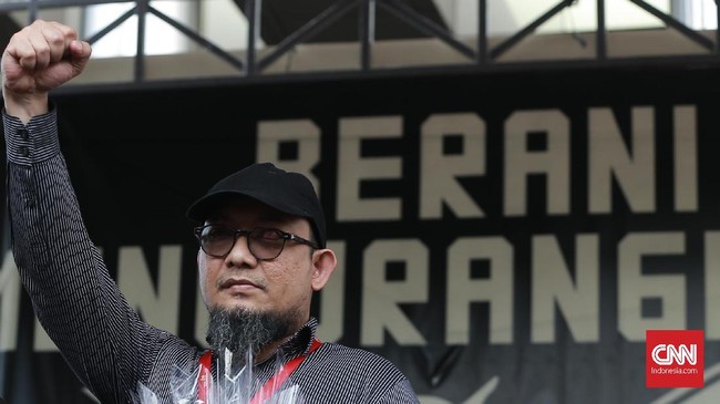 Tim Gabungan teror air keras Novel Baswedan menyatakan terus bekerja dan enggan terseret persaingan politik antara Jokowi dan Prabowo Subianto.