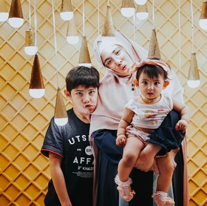 <p>Foto bareng sama Abang Arsen. Ekspresi Cyila serius banget sampai melotot  ke arah depan. He-he-he. (Foto: Instagram @ristytagor)</p>