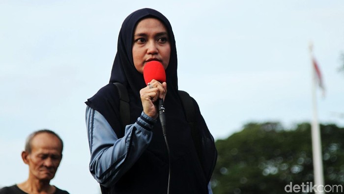 Istri Novel Baswedan, Rina Emilda ikut aksi kamisan di depan Istana Merdeka, Jakarta. Kamisan kali ini bertepatan dengan 2 tahun penyerangan terhadap Novel Baswedan.