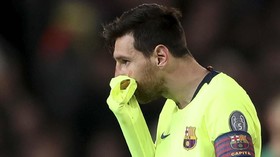 Bek Man United Smalling Bantah Sengaja Bikin Messi Berdarah