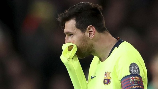 Bek Manchester United Chris Smalling akui mengandalkan permainan fisik lawan Barcelona, tapi tak sengaja membuat Lionel Messi berdarah di lapangan.