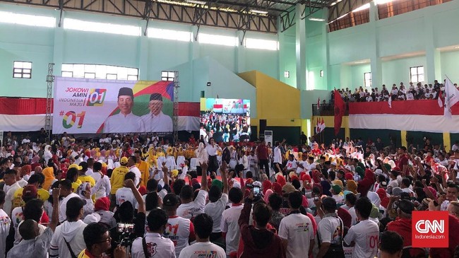 Calon presiden nomor urut 01 Joko Widodo menggelar kampanye akbar bersama warga Sukabumi di Gedung Plat, Kota Sukabumi, Jawa Barat, Kamis (11/4).
