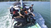 FOTO: Distribusi Logistik Pemilu 2019 di Pulau Jawa Dalam hitungan hari waktu pemungutan suara akan digelar pada 17 April 2019, KPU selaku penyelenggara pemilu terus bergiat mendistribusikan logistik pemilu.