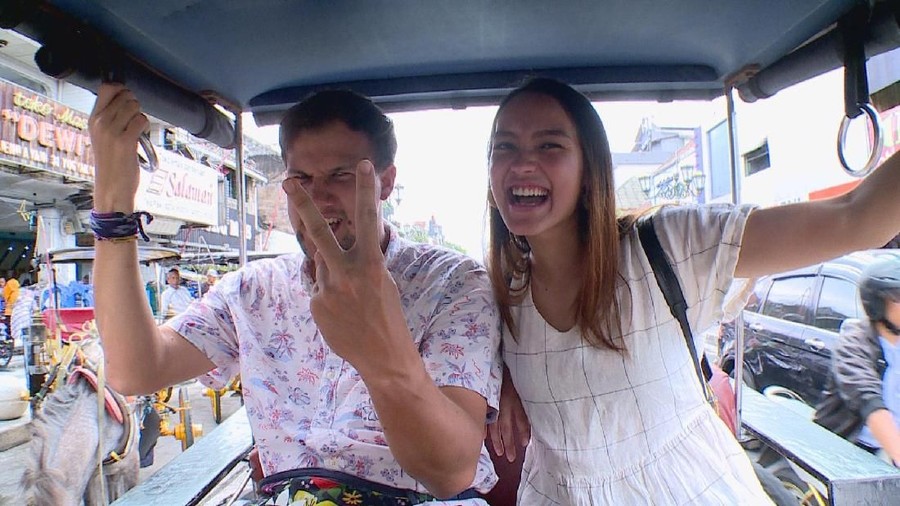 Stuart Collin dan Melayu Nicole berkesempatan mengunjungi lima tempat wisata populer di Yogyakarta dalam edisi Celebrity On Vacation pekan ini.