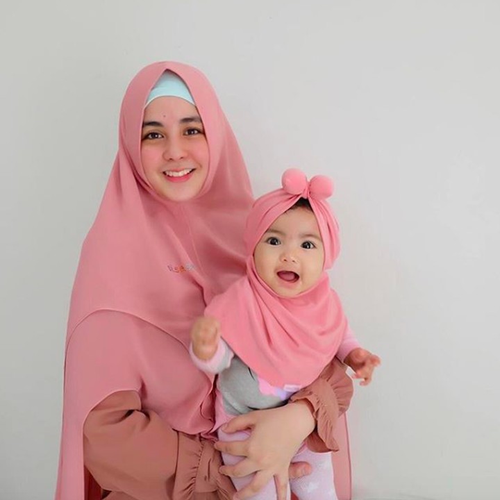<p>Lucu banget ya ekspresi Cyila mengenakan bow hijab dengan pita di atas kepalanya. (Foto: Instagram @ristytagor)</p>