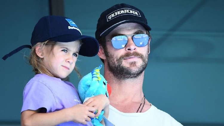 Chris Hemsworth Ganjal Sepatu Anaknya Pakai Cokelat