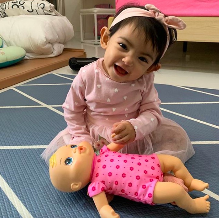 <p>Cyila terlihat lucu banget ya, Bun, saat sedang bermain boneka. Diceritakan Mama Risty kalau ternyata Cyila habis sakit nih. (Foto: Instagram @ristytagor)</p>