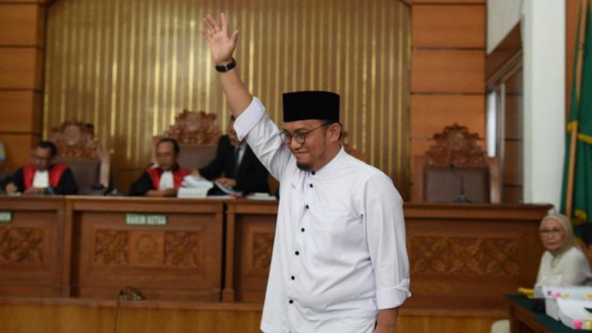 Dalam sidang, Dahnil mengaku sempat tak tega saat pertama kali melihat foto lebam Ratna Sarumpaet, namun dia mengaku tak sempat bertanya ke yang bersangkutan.