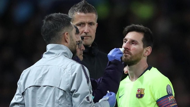 Nama Cristiano Ronaldo menggema di Old Trafford ketika Lionel Messi sedang berdarah-darah di pertengahan babak pertama Manchester United vs Barcelona.