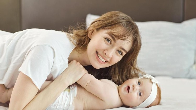 Buat Bunda yang merasa enggak percaya diri setelah lahiran, wajib tahu nih tips mempercantik diri setelah si kecil lahir.