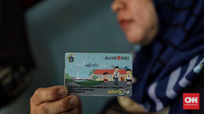 Disdik DKI Jakarta mencairkan bansos biaya pendidikan melalui Kartu Jakarta Pintar (KJP) Plus tahap pertama kepada 460.143 orang penerima.