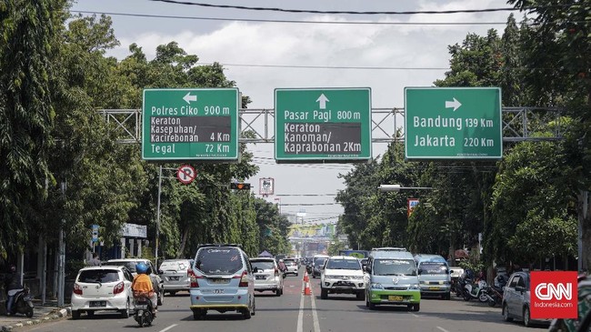 Gubernur Jabar Ridwan Kamil memaparkan salah satu dugaan Kota Cirebon menjadi zona merah pascalebaran karena menjadi perlintasan arus mudik dan pariwisata.