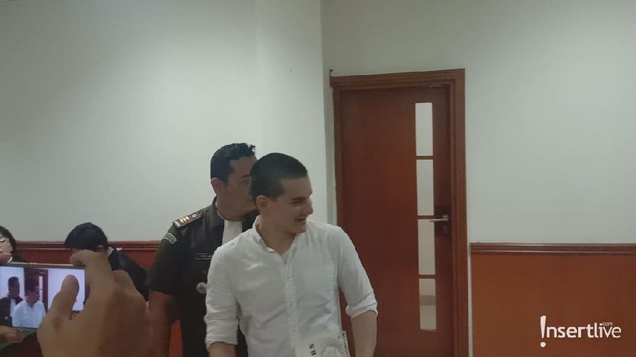 Steve Emamnuel sedang sakit sehingga tak bisa hadir di persidangan kasus narkoba yang menjeratnya.
