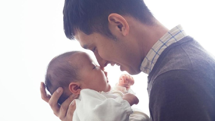 Breastfeeding Fathers atau 'Ayah Menyusui' menjadi salah satu kunci keberhasilan ibu saat menyusui. Apa itu?