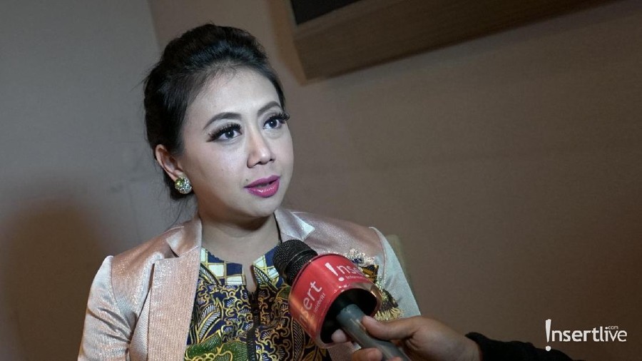 Asri Welas sambil menangis mengumumkan persalinan anak ketiganya.