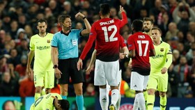 Meme Kocak Insiden Smalling dan Messi di Liga Champions
