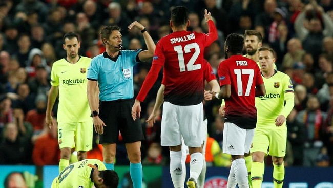 Insiden yang melibatkan Chris Smalling dan Lionel Messi dalam pertandingan antara Manchester United dan Barcelona memantik netizen mengunggah meme kocak.