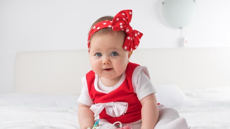 Untuk Bunda yang sedang menanti kehadiran dan mempersiapkan nama si kecil, nama bayi dengan awalan E bisa jadi referensi lho. Yuk, simak.