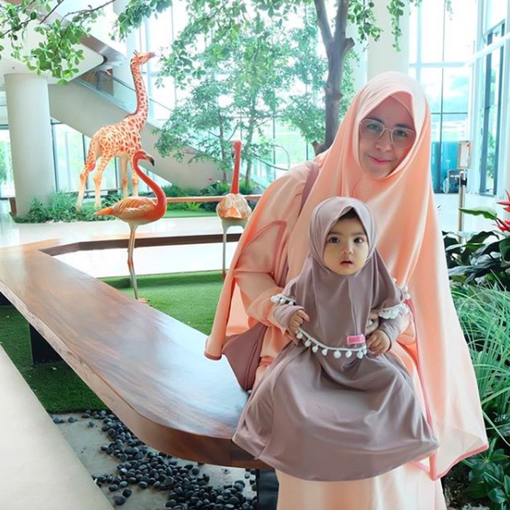 <p>Menurut Mama Risty, melatih anak perempuan mengenakan hijab bisa dimulai sejak usianya sedini mungkin. (Foto: Instagram @ristytagor)  </p>