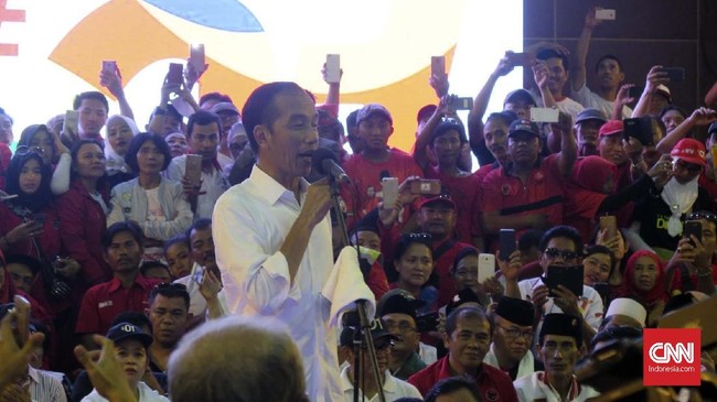 Capres Jokowi mengajak masyarakat mengawasi dan memfoto proses penghitungan suara di TPS agar mudah mengecek potensi kecurangan.