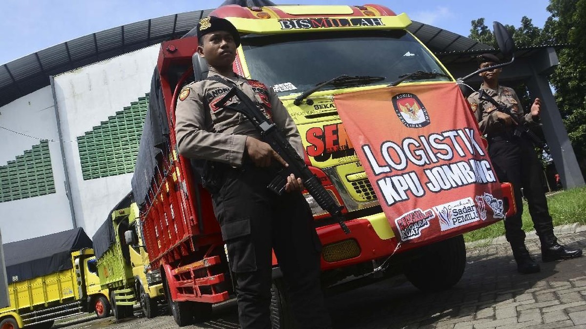 FOTO: Distribusi Logistik Pemilu 2019 di Pulau Jawa