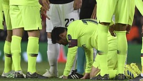 FOTO: Detik-detik Lionel Messi Berdarah Dihajar Smalling
